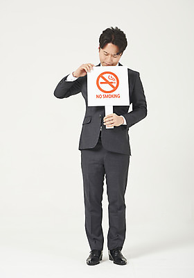 포토 JPG 스튜디오촬영 전신 응시 남자 실내 한명 서기 들기 누끼 정장 성인 앞모습 30대 팻말 한국인 결심 흰배경 금연 금연데이 성인남자한명만 국내포토 1 시선 옷 기념일 캠페인 뷰포인트 백그라운드 컨셉 모션 프레임 사람 동양인 내부 장년 흰색 사회이슈 남자한명만 성인남자만 파일형식