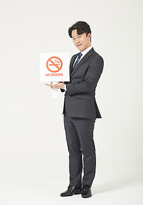 포토 JPG 스튜디오촬영 전신 남자 실내 한명 서기 미소 들기 누끼 정장 성인 옆모습 30대 팻말 한국인 가리킴 결심 흰배경 금연 금연데이 성인남자한명만 국내포토 1 옷 기념일 캠페인 뷰포인트 백그라운드 컨셉 모션 프레임 표정 사람 동양인 손짓 내부 장년 흰색 사회이슈 남자한명만 성인남자만 파일형식