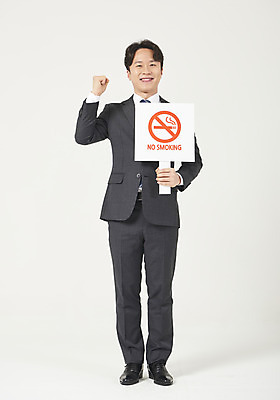 포토 JPG 스튜디오촬영 전신 남자 실내 한명 서기 미소 들기 누끼 정장 성인 앞모습 30대 파이팅 주먹 팻말 한국인 결심 흰배경 금연 금연데이 성인남자한명만 국내포토 1 옷 기념일 캠페인 뷰포인트 백그라운드 컨셉 모션 프레임 표정 사람 동양인 내부 장년 흰색 사회이슈 남자한명만 성인남자만 파일형식
