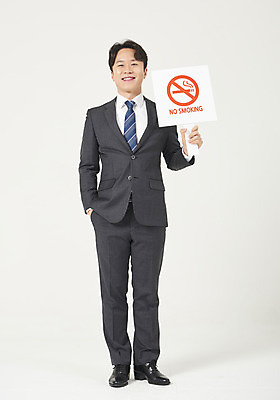 포토 JPG 스튜디오촬영 전신 남자 실내 한명 서기 미소 들기 누끼 정장 성인 앞모습 30대 팻말 한국인 결심 흰배경 주머니손 금연 금연데이 성인남자한명만 국내포토 1 옷 기념일 캠페인 뷰포인트 백그라운드 컨셉 모션 프레임 표정 사람 동양인 내부 장년 흰색 사회이슈 남자한명만 성인남자만 파일형식