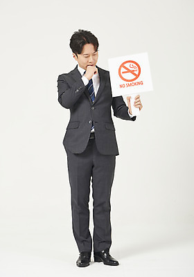 포토 JPG 스튜디오촬영 전신 응시 남자 실내 한명 서기 들기 누끼 정장 성인 앞모습 30대 팻말 한국인 결심 흰배경 금연 금연데이 성인남자한명만 국내포토 1 시선 옷 기념일 캠페인 뷰포인트 백그라운드 컨셉 모션 프레임 사람 동양인 내부 장년 흰색 사회이슈 남자한명만 성인남자만 파일형식