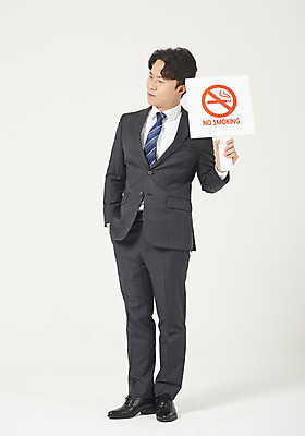포토 JPG 스튜디오촬영 전신 응시 남자 실내 한명 서기 들기 누끼 정장 성인 앞모습 30대 팻말 한국인 결심 고민 흰배경 주머니손 금연 금연데이 성인남자한명만 국내포토 1 시선 옷 기념일 감정 캠페인 뷰포인트 백그라운드 컨셉 모션 프레임 사람 동양인 내부 장년 흰색 사회이슈 남자한명만 성인남자만 파일형식