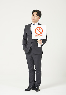 포토 JPG 스튜디오촬영 전신 남자 실내 한명 서기 들기 누끼 정장 성인 앞모습 30대 팻말 한국인 결심 흰배경 주머니손 금연 금연데이 성인남자한명만 국내포토 1 옷 기념일 캠페인 뷰포인트 백그라운드 컨셉 모션 프레임 사람 동양인 내부 장년 흰색 사회이슈 남자한명만 성인남자만 파일형식
