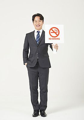 포토 JPG 스튜디오촬영 전신 남자 실내 한명 서기 미소 들기 누끼 정장 성인 앞모습 30대 팻말 한국인 결심 흰배경 주머니손 금연 금연데이 성인남자한명만 국내포토 1 옷 기념일 캠페인 뷰포인트 백그라운드 컨셉 모션 프레임 표정 사람 동양인 내부 장년 흰색 사회이슈 남자한명만 성인남자만 파일형식