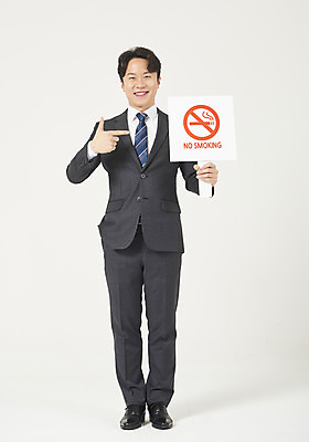 포토 JPG 스튜디오촬영 전신 남자 실내 한명 서기 미소 들기 누끼 정장 성인 앞모습 30대 팻말 한국인 가리킴 결심 흰배경 금연 금연데이 성인남자한명만 국내포토 1 옷 기념일 캠페인 뷰포인트 백그라운드 컨셉 모션 프레임 표정 사람 동양인 손짓 내부 장년 흰색 사회이슈 남자한명만 성인남자만 파일형식