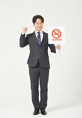 포토 JPG 스튜디오촬영 전신 남자 실내 한명 서기 미소 들기 누끼 정장 성인 앞모습 30대 파이팅 팻말 한국인 결심 흰배경 금연 금연데이 성인남자한명만 국내포토 1 옷 기념일 캠페인 뷰포인트 백그라운드 컨셉 모션 프레임 표정 사람 동양인 내부 장년 흰색 사회이슈 남자한명만 성인남자만 파일형식