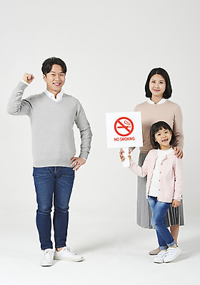 포토 JPG 스튜디오촬영 전신 여자 남자 딸 어린이 가족 엄마 실내 서기 미소 들기 누끼 소녀 성인 앞모습 세명 30대 파이팅 화목 유치원생 팻말 한국인 아빠 결심 핵가족 흰배경 금연 금연데이 국내포토 기념일 캠페인 뷰포인트 백그라운드 컨셉 관계 모션 프레임 표정 사람 동양인 내부 장년 흰색 사회이슈 파일형식