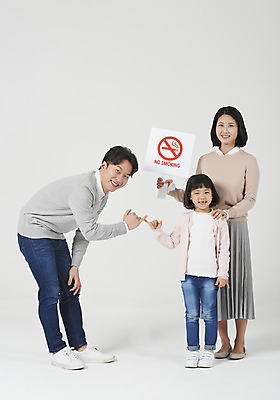 포토 JPG 스튜디오촬영 전신 여자 남자 딸 어린이 가족 엄마 실내 미소 들기 누끼 소녀 성인 앞모습 옆모습 세명 30대 화목 유치원생 팻말 한국인 아빠 결심 핵가족 흰배경 약속 금연 금연데이 국내포토 기념일 캠페인 뷰포인트 백그라운드 컨셉 관계 모션 프레임 표정 사람 동양인 내부 장년 흰색 사회이슈 파일형식