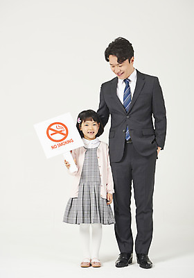 포토 JPG 전신 여자 남자 딸 어린이 가족 서기 미소 들기 정장 소녀 성인 두명 앞모습 30대 유치원생 팻말 한국인 아빠 결심 금연 금연데이 체크원피스 부녀 국내포토 옷 원피스 기념일 캠페인 뷰포인트 컨셉 관계 모션 프레임 표정 사람 동양인 장년 사회이슈 파일형식