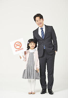 포토 JPG 전신 여자 남자 딸 어린이 가족 서기 미소 들기 정장 소녀 성인 두명 앞모습 30대 유치원생 팻말 한국인 아빠 결심 주머니손 금연 금연데이 체크원피스 부녀 국내포토 옷 원피스 기념일 캠페인 뷰포인트 컨셉 관계 모션 프레임 표정 사람 동양인 장년 사회이슈 파일형식