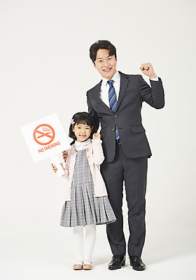 포토 JPG 전신 여자 남자 딸 어린이 가족 서기 미소 들기 정장 소녀 성인 두명 앞모습 30대 파이팅 주먹 유치원생 팻말 한국인 아빠 결심 금연 금연데이 체크원피스 부녀 국내포토 옷 원피스 기념일 캠페인 뷰포인트 컨셉 관계 모션 프레임 표정 사람 동양인 장년 사회이슈 파일형식