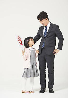포토 JPG 전신 여자 남자 딸 어린이 가족 서기 미소 들기 정장 소녀 성인 두명 앞모습 30대 마주보기 유치원생 팻말 한국인 아빠 결심 금연 금연데이 체크원피스 부녀 국내포토 옷 원피스 기념일 캠페인 뷰포인트 컨셉 관계 모션 프레임 표정 사람 동양인 장년 사회이슈 파일형식