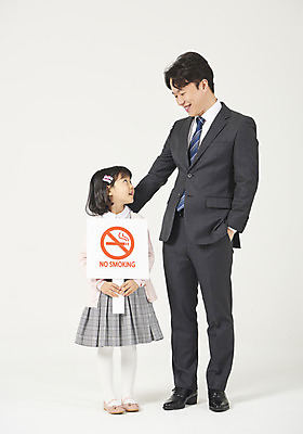 포토 JPG 전신 여자 남자 딸 어린이 가족 서기 미소 들기 정장 소녀 성인 두명 앞모습 30대 마주보기 유치원생 팻말 한국인 아빠 결심 주머니손 금연 금연데이 체크원피스 부녀 국내포토 옷 원피스 기념일 캠페인 뷰포인트 컨셉 관계 모션 프레임 표정 사람 동양인 장년 사회이슈 파일형식