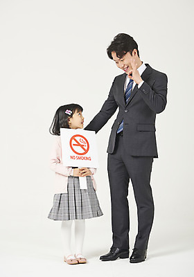 포토 JPG 전신 여자 남자 딸 어린이 가족 서기 미소 들기 정장 소녀 성인 두명 앞모습 30대 유치원생 팻말 한국인 아빠 OK 결심 금연 금연데이 체크원피스 부녀 국내포토 옷 원피스 기념일 캠페인 뷰포인트 컨셉 관계 모션 프레임 표정 사람 동양인 손짓 장년 사회이슈 파일형식