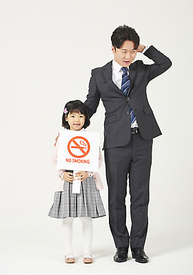 포토 JPG 전신 여자 남자 딸 어린이 가족 서기 미소 들기 정장 소녀 성인 두명 앞모습 30대 유치원생 팻말 한국인 아빠 결심 금연 금연데이 체크원피스 부녀 머쓱 국내포토 옷 원피스 기념일 감정 캠페인 뷰포인트 컨셉 관계 모션 프레임 표정 사람 동양인 장년 사회이슈 파일형식