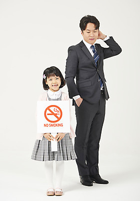 포토 JPG 전신 여자 남자 딸 어린이 가족 서기 미소 들기 정장 소녀 성인 두명 앞모습 옆모습 30대 유치원생 팻말 한국인 아빠 결심 금연 금연데이 체크원피스 부녀 머쓱 국내포토 옷 원피스 기념일 감정 캠페인 뷰포인트 컨셉 관계 모션 프레임 표정 사람 동양인 장년 사회이슈 파일형식