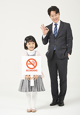 포토 JPG 전신 여자 남자 딸 어린이 가족 서기 미소 들기 정장 소녀 성인 두명 앞모습 30대 유치원생 팻말 한국인 아빠 OK 결심 주머니손 금연 금연데이 체크원피스 부녀 국내포토 옷 원피스 기념일 캠페인 뷰포인트 컨셉 관계 모션 프레임 표정 사람 동양인 손짓 장년 사회이슈 파일형식