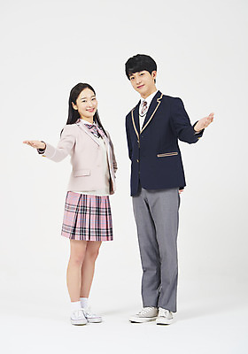 포토 JPG 스튜디오촬영 전신 학생 응시 여학생 여자 교육 남자 교복 남학생 모션 청소년 고등학생 안내 실내 설명 서기 미소 누끼 사람 손짓 두명 옆모습 10대 친구 십대라이프스타일 한국인 흰배경 십대만 고등교육 국내포토 라이프스타일 시선 옷 뷰포인트 백그라운드 관계 표정 동양인 내부 흰색 파일형식