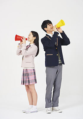 포토 JPG 스튜디오촬영 전신 학생 응시 여학생 여자 교육 남자 교복 남학생 모션 청소년 고등학생 실내 서기 미소 들기 누끼 사람 두명 옆모습 10대 빨간색 친구 노란색 십대라이프스타일 확성기 한국인 흰배경 십대만 고등교육 국내포토 라이프스타일 시선 옷 뷰포인트 컬러 백그라운드 관계 표정 동양인 내부 흰색 파일형식