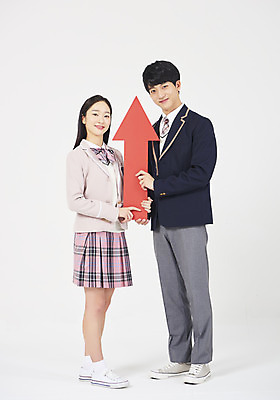 포토 JPG 스튜디오촬영 전신 학생 응시 여학생 여자 교육 남자 교복 화살표 남학생 모션 청소년 고등학생 실내 서기 미소 들기 누끼 사람 두명 옆모습 10대 빨간색 친구 십대라이프스타일 한국인 성장 흰배경 상승 십대만 고등교육 국내포토 라이프스타일 시선 옷 뷰포인트 컬러 백그라운드 컨셉 관계 표정 동양인 내부 흰색 파일형식