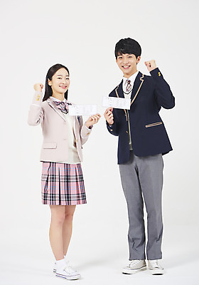 포토 JPG 스튜디오촬영 전신 학생 응시 여학생 여자 교육 남자 교복 남학생 모션 청소년 고등학생 실내 서기 미소 들기 누끼 사람 두명 앞모습 옆모습 10대 친구 십대라이프스타일 파이팅 수능 시험 한국인 흰배경 수험표 십대만 고등교육 국내포토 라이프스타일 시선 옷 뷰포인트 백그라운드 관계 표정 동양인 내부 흰색 파일형식