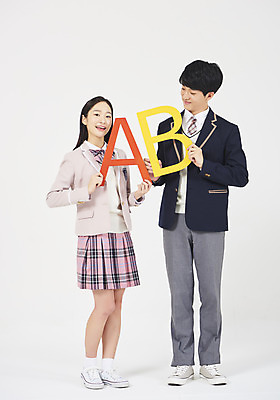 포토 JPG 스튜디오촬영 전신 학생 알파벳 영어 응시 여학생 여자 교육 남자 교복 남학생 모션 청소년 고등학생 실내 서기 미소 들기 누끼 사람 두명 앞모습 10대 친구 십대라이프스타일 팻말 한국인 흰배경 십대만 고등교육 국내포토 문자 라이프스타일 시선 옷 뷰포인트 백그라운드 관계 프레임 표정 동양인 내부 흰색 파일형식
