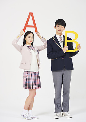 포토 JPG 스튜디오촬영 전신 학생 알파벳 영어 응시 여학생 여자 교육 남자 교복 남학생 모션 청소년 고등학생 실내 서기 미소 들기 누끼 사람 두명 앞모습 옆모습 10대 친구 십대라이프스타일 팻말 한국인 흰배경 십대만 고등교육 국내포토 문자 라이프스타일 시선 옷 뷰포인트 백그라운드 관계 프레임 표정 동양인 내부 흰색 파일형식
