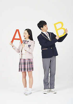 포토 JPG 스튜디오촬영 전신 학생 알파벳 영어 응시 여학생 여자 교육 남자 교복 남학생 모션 청소년 고등학생 실내 서기 들기 누끼 사람 두명 앞모습 10대 친구 십대라이프스타일 팻말 한국인 흰배경 십대만 고등교육 국내포토 문자 라이프스타일 시선 옷 뷰포인트 백그라운드 관계 프레임 동양인 내부 흰색 파일형식