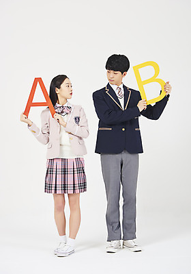 포토 JPG 스튜디오촬영 전신 학생 알파벳 영어 응시 여학생 여자 교육 남자 교복 남학생 모션 청소년 고등학생 실내 서기 누끼 사람 두명 앞모습 10대 친구 십대라이프스타일 팻말 한국인 흰배경 십대만 고등교육 국내포토 문자 라이프스타일 시선 옷 뷰포인트 백그라운드 관계 프레임 동양인 내부 흰색 파일형식