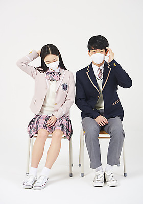 포토 JPG 스튜디오촬영 전신 학생 여학생 여자 교육 남자 교복 남학생 의자 모션 청소년 고등학생 실내 마스크 누끼 사람 앉기 두명 앞모습 10대 친구 십대라이프스타일 한국인 찡그림 감기 흰배경 두통 개학 에듀 에듀케이션 십대만 미세먼지 스쿨팩 고등교육 코로나바이러스 국내포토 라이프스타일 옷 뷰포인트 가구 백그라운드 학교 관계 표정 동양인 내부 흰색 바이러스 질병 먼지 파일형식