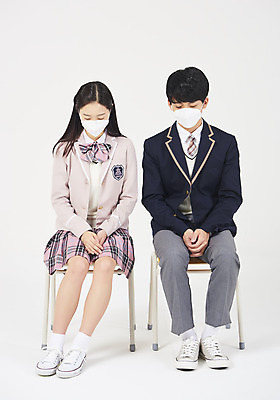 포토 JPG 스튜디오촬영 전신 학생 여학생 여자 교육 남자 교복 남학생 의자 모션 청소년 고등학생 실내 고개숙이기 마스크 누끼 사람 앉기 두명 앞모습 10대 친구 십대라이프스타일 한국인 감기 흰배경 개학 에듀 에듀케이션 십대만 미세먼지 스쿨팩 고등교육 코로나바이러스 국내포토 라이프스타일 옷 뷰포인트 가구 백그라운드 학교 관계 숙이기 동양인 내부 흰색 바이러스 질병 먼지 파일형식