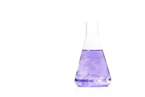 포토 JPG 스튜디오촬영 교육 과학 유리 실내 실험기구 실험 누끼 근접촬영 사람없음 한개 보라색 물감 플라스크 오브젝트 흰배경 교구 눈금 삼각플라스크 번짐 용액 국내포토 1 뷰포인트 컬러 백그라운드 재질 내부 미술도구 흰색 파일형식 효과