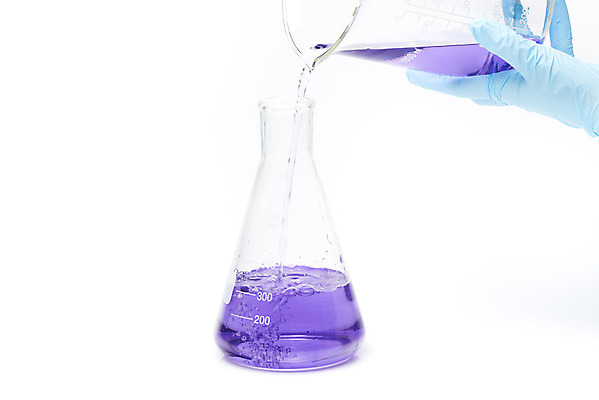 포토 JPG 스튜디오촬영 손 교육 과학 장갑 유리 한손 실내 실험기구 실험 누끼 손짓 근접촬영 신체부위 파란색 보라색 물감 잡기 붓기 플라스크 오브젝트 흰배경 교구 눈금 비커 삼각플라스크 용액 국내포토 잡화 뷰포인트 컬러 백그라운드 모션 재질 사람 내부 미술도구 흰색 파일형식