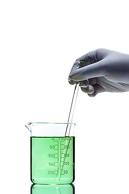 포토 JPG 스튜디오촬영 손 교육 과학 장갑 유리 한손 실내 실험기구 실험 누끼 손짓 근접촬영 신체부위 초록색 물감 잡기 오브젝트 흰배경 교구 눈금 비커 용액 유리관 유리막대 국내포토 잡화 뷰포인트 컬러 백그라운드 모션 재질 사람 내부 미술도구 흰색 막대 파일형식