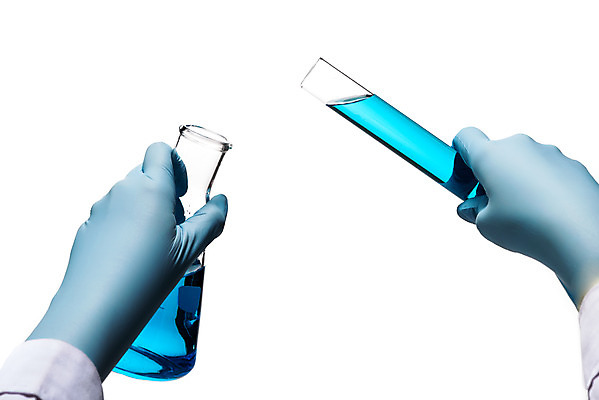 포토 JPG 스튜디오촬영 손 교육 과학 장갑 유리 실내 실험기구 실험 누끼 손짓 근접촬영 신체부위 파란색 물감 양손 잡기 오브젝트 시험관 흰배경 교구 삼각플라스크 용액 국내포토 잡화 뷰포인트 컬러 백그라운드 모션 재질 사람 내부 미술도구 흰색 플라스크 파일형식