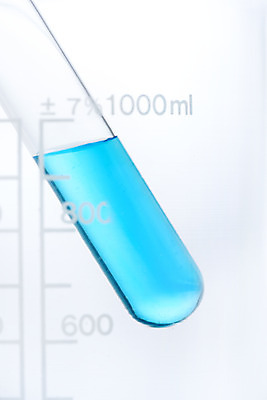 포토 JPG 스튜디오촬영 교육 과학 유리 실내 실험기구 실험 누끼 근접촬영 사람없음 파란색 한개 물감 오브젝트 시험관 흰배경 교구 눈금 비커 용액 국내포토 1 뷰포인트 컬러 백그라운드 재질 내부 미술도구 흰색 파일형식