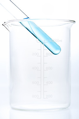 포토 JPG 스튜디오촬영 교육 과학 유리 실내 실험기구 실험 누끼 근접촬영 사람없음 파란색 한개 물감 오브젝트 시험관 흰배경 교구 눈금 비커 용액 국내포토 1 뷰포인트 컬러 백그라운드 재질 내부 미술도구 흰색 파일형식