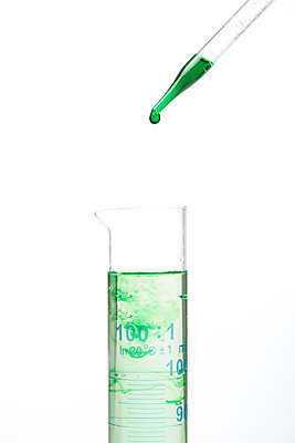 포토 JPG 스튜디오촬영 교육 과학 유리 실내 실험기구 실험 누끼 근접촬영 사람없음 초록색 물감 스포이트 오브젝트 흰배경 교구 눈금 용액 메스실린더 국내포토 뷰포인트 컬러 백그라운드 재질 내부 미술도구 흰색 피펫 파일형식