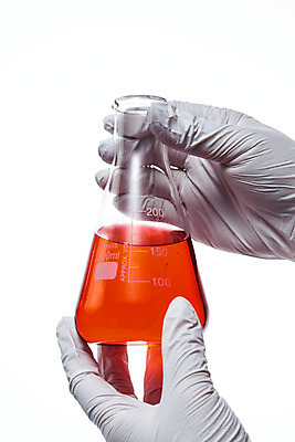 포토 JPG 스튜디오촬영 손 교육 과학 장갑 유리 실내 실험기구 실험 들기 누끼 손짓 근접촬영 신체부위 빨간색 물감 양손 관찰 잡기 오브젝트 흰배경 교구 눈금 삼각플라스크 용액 국내포토 잡화 뷰포인트 컬러 백그라운드 모션 재질 사람 내부 미술도구 흰색 플라스크 파일형식