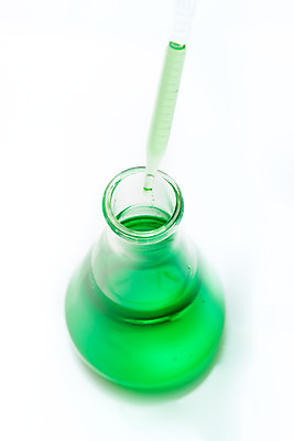 포토 JPG 스튜디오촬영 교육 과학 유리 실내 실험기구 실험 누끼 근접촬영 사람없음 초록색 하이앵글 물감 스포이트 플라스크 오브젝트 흰배경 교구 눈금 용액 국내포토 뷰포인트 컬러 백그라운드 재질 내부 미술도구 흰색 피펫 파일형식