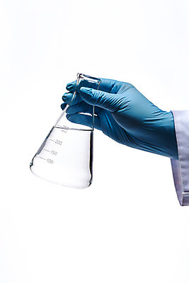 포토 JPG 스튜디오촬영 손 교육 과학 장갑 유리 한손 실내 실험기구 실험 누끼 손짓 근접촬영 신체부위 파란색 잡기 투명 오브젝트 흰배경 교구 삼각플라스크 용액 국내포토 잡화 뷰포인트 컬러 백그라운드 모션 재질 사람 내부 흰색 플라스크 파일형식