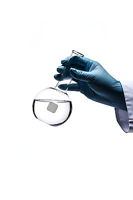 포토 JPG 스튜디오촬영 손 교육 과학 장갑 유리 한손 실내 실험기구 실험 누끼 손짓 근접촬영 신체부위 잡기 투명 오브젝트 흰배경 교구 용액 둥근플라스크 국내포토 잡화 뷰포인트 백그라운드 모션 재질 사람 내부 흰색 플라스크 파일형식