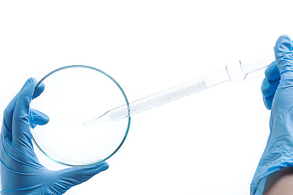 포토 JPG 스튜디오촬영 교육 과학 장갑 유리 실내 실험기구 실험 누끼 손짓 근접촬영 신체부위 파란색 양손 관찰 잡기 스포이트 오브젝트 흰배경 교구 눈금 미생물 샤레 국내포토 손 잡화 뷰포인트 컬러 백그라운드 모션 재질 생물 사람 내부 흰색 피펫 파일형식