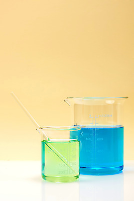 포토 JPG 스튜디오촬영 교육 과학 유리 실내 실험기구 실험 근접촬영 사람없음 컬러풀 물감 세개 오브젝트 교구 눈금 비커 용액 베이지색배경 국내포토 뷰포인트 컬러 백그라운드 재질 3 내부 미술도구 베이지색 파일형식