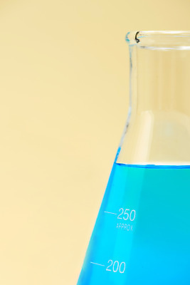 포토 JPG 스튜디오촬영 교육 과학 유리 실내 실험기구 실험 근접촬영 사람없음 파란색 컬러풀 한개 물감 오브젝트 교구 삼각플라스크 용액 베이지색배경 국내포토 1 뷰포인트 컬러 백그라운드 재질 내부 미술도구 플라스크 베이지색 파일형식