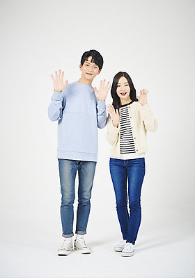 포토 JPG 스튜디오촬영 전신 여자 남자 대학생 대학생라이프 실내 서기 미소 누끼 20대 성인 두명 앞모습 청춘 한국인 흰배경 신입생 캠퍼스커플 손인사 반가움 성인만 국내포토 학생 라이프스타일 커플 감정 뷰포인트 백그라운드 컨셉 모션 표정 사람 동양인 청년 내부 흰색 인사 파일형식