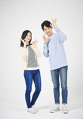 포토 JPG 스튜디오촬영 전신 여자 남자 대학생 대학생라이프 실내 서기 누끼 20대 성인 두명 앞모습 청춘 한국인 OK 흰배경 신입생 캠퍼스커플 성인만 국내포토 학생 라이프스타일 커플 뷰포인트 백그라운드 컨셉 모션 사람 동양인 손짓 청년 내부 흰색 파일형식