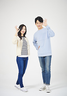 포토 JPG 스튜디오촬영 전신 여자 남자 대학생 대학생라이프 실내 서기 누끼 20대 성인 두명 앞모습 청춘 한국인 OK 흰배경 신입생 캠퍼스커플 성인만 국내포토 학생 라이프스타일 커플 뷰포인트 백그라운드 컨셉 모션 사람 동양인 손짓 청년 내부 흰색 파일형식