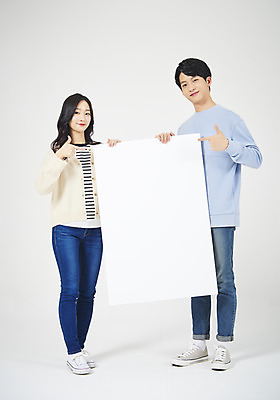 포토 JPG 스튜디오촬영 전신 배너 여자 남자 대학생 대학생라이프 사각프레임 실내 서기 미소 들기 누끼 20대 성인 두명 앞모습 청춘 한국인 가리킴 흰배경 캠퍼스커플 성인만 국내포토 학생 라이프스타일 커플 뷰포인트 백그라운드 컨셉 모션 프레임 표정 사람 동양인 손짓 청년 내부 사각형 흰색 파일형식