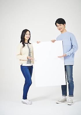 포토 JPG 스튜디오촬영 전신 배너 여자 남자 대학생 대학생라이프 사각프레임 실내 서기 미소 들기 누끼 20대 성인 두명 앞모습 청춘 한국인 가리킴 흰배경 캠퍼스커플 성인만 국내포토 학생 라이프스타일 커플 뷰포인트 백그라운드 컨셉 모션 프레임 표정 사람 동양인 손짓 청년 내부 사각형 흰색 파일형식
